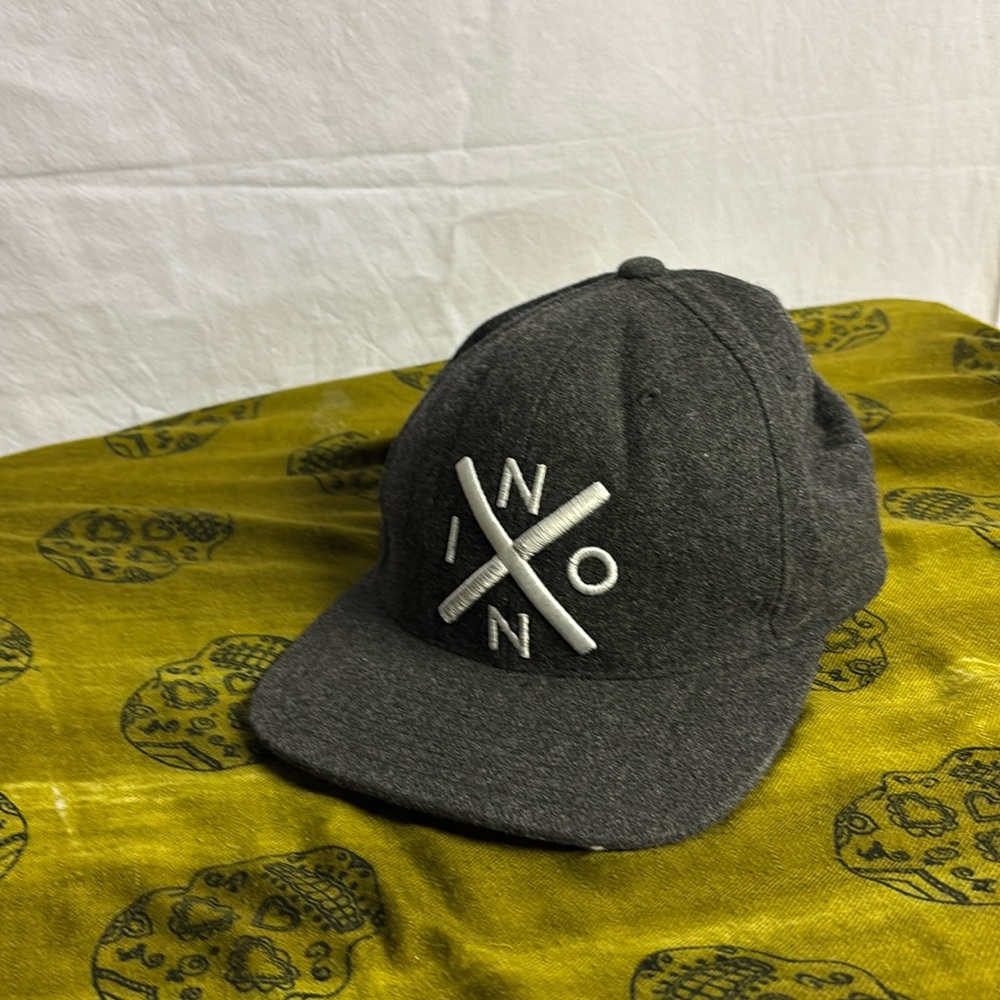 Nixon Men’s Grey Woolen Snapback Cap